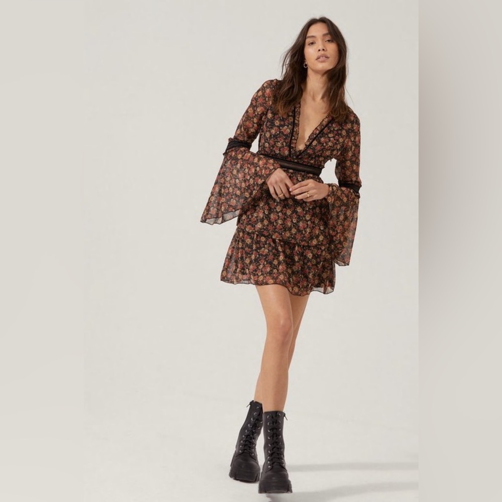 NWT boho floral bell sleeves mini dress - Nasty Gal